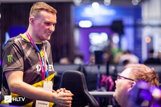 TCL电竞嘉年华引燃厦门与玩家共庆S赛巅峰